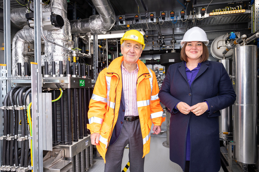 SRH Managing Director Rüdiger Siechau and Katharina Fegebank, Senator for the Environment, Climate, Energy, and Agriculture, at the commissioning of the electrolyzer.