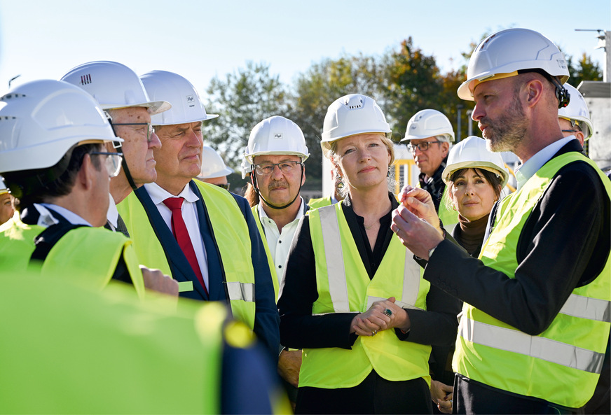 Matthieu Guesné, founder and CEO of Lhyfe, explains to the distinguished guests how hydrogen is produced from electricity here.