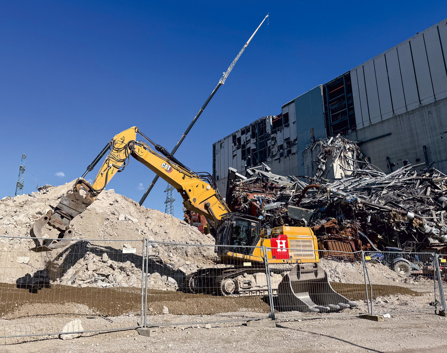 left: At the former Moorburg coal-fired power station, old facilities are being demolished to make way for an H2 factory.