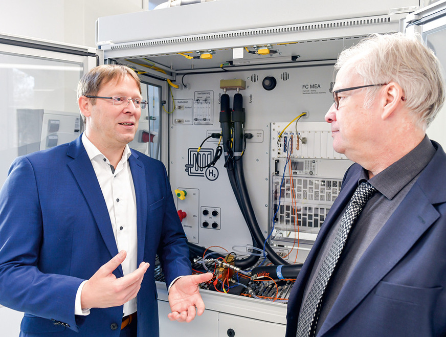Prof. Alexander Sauer and Prof. Kai Peter Birke at the fuel cell test rig in the WAVE-H2 laboratory