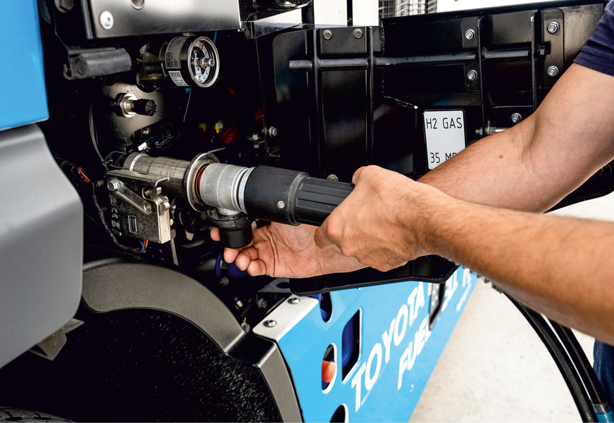 The refueling nozzle on the DAF-VDL from Toyota is located on the left behind the driver's cab. In the future, refueling should be possible via two nozzles simultaneously in order to minimize refueling times.