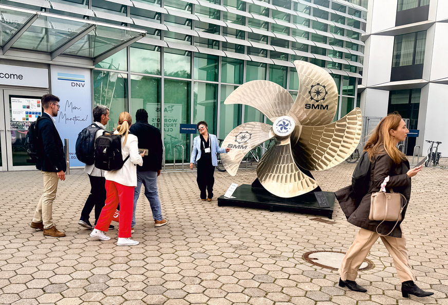On the last day of the trade fair, one more farewell photo at the ship's propeller at the exit.