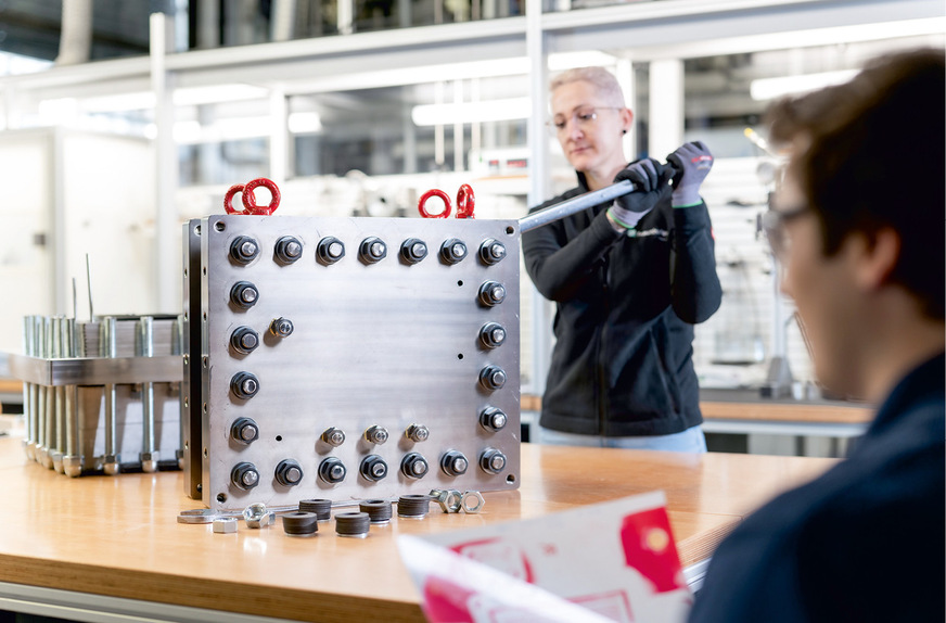 Final assembly of an electrolysis stack at Fraunhofer Umsicht.&nbsp;