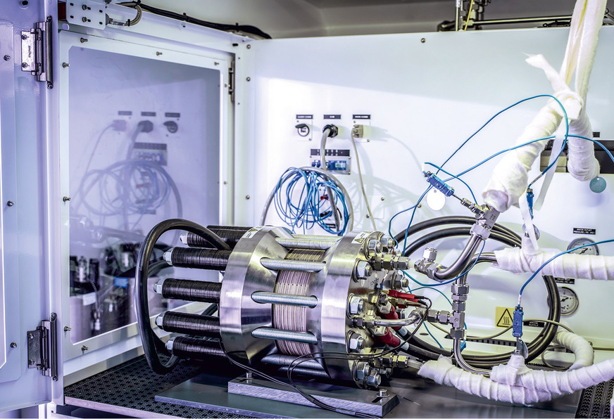 A 10 kW PEM electrolyzer on the test stand at Fraunhofer UMSICHT for conducting stress tests and further processing in the recycling loop.