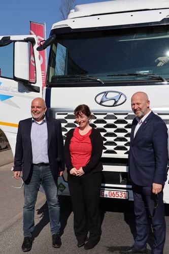 From left to right, Christoph Burkard, Caroline Schäfer, from Landesstelle Wasserstoff of LEA Hessen, and Matthias von der Malsburg, also with LEA Hessen, © Region Fulda