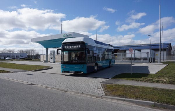 11-Bus-und-Tankstelle-Niebuell-klein
