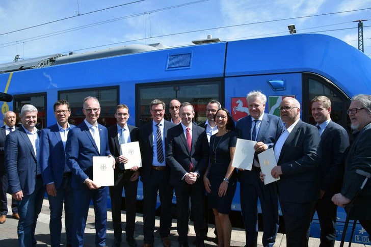 5-Gruppenbild_ÜbergabeFörderbescheid-klein