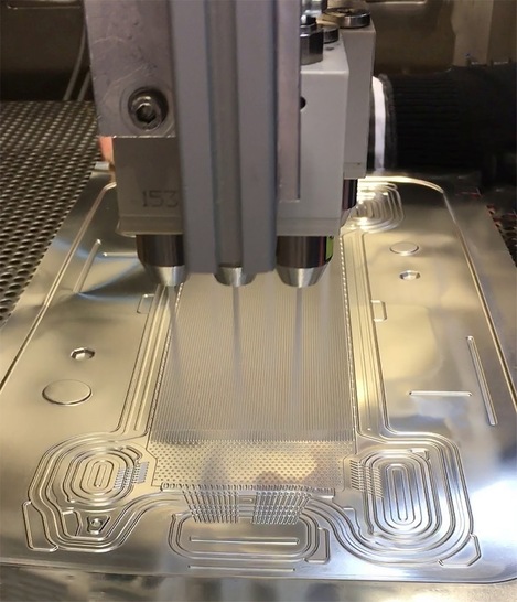 The use of several nozzles allows carbon dioxide snow-jet cleaning to rapidly treat the entire surface of bipolar plates and achieve a good result - © Ecoclean GmbH