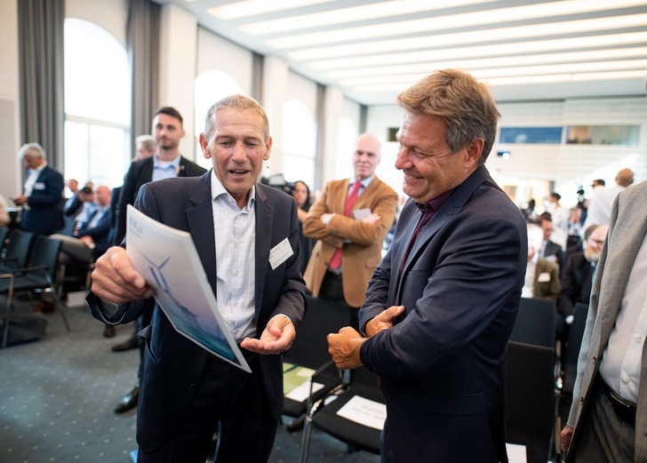 Prof. Werner Beba (left) with German economy minister Robert Habeck at the consortium meeting in 2022