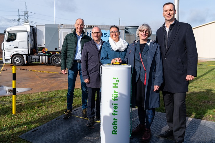 OGE and Nowega are starting for the first time the conversion of a long-distance pipeline from natural gas to hydrogen. From left to right: F. Heunemann (Nowega), M. Silies (Bürgermeister of Emsbüren), A. Dobslaw (Staatssekretärin of the Niedersachsen environmental ministry), S. Krebs (Staatssekretärin of the Nordrhein-Westfalen economy ministry), T. Hüwener (OGE).