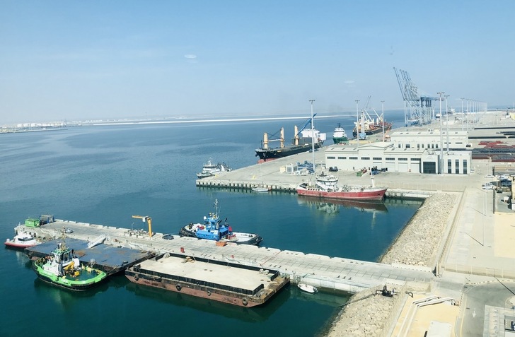Hafenkais im Industriehafen Duqm im Oman