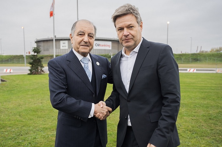Handshake between Seifi Ghasemi (CEO of Air Products) and Germany economy minister Robert Habeck in November 2022 - © Air Products