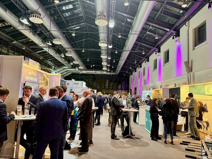 Lively exchange at the evening reception of the H2 Forum in Berlin - © Monika Rößiger