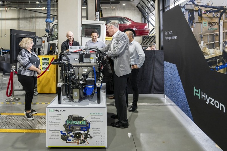Dr. Christian Mohrdieck, chief technology officer of Hyzon, shows Janelle Arena (Kangan Institute), Finn Buchhorn (Hyzon), Chris Eager (DGE Energy Solutions) and Gavin Cribb (Kangan Institute) the Hyzon 200‑kW fuel cell system.