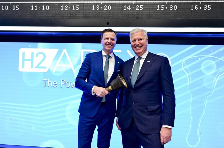 Peter Rößner (left), CEO of H2APEX, and Roland Lienau, chairman of the H2APEX supervisory board, as trading opened at the Frankfurt Stock Exchange
