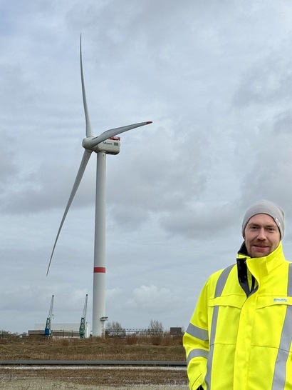 Kevin Schalk, director of HLB, in front of the wind turbine - © Monika Rößiger