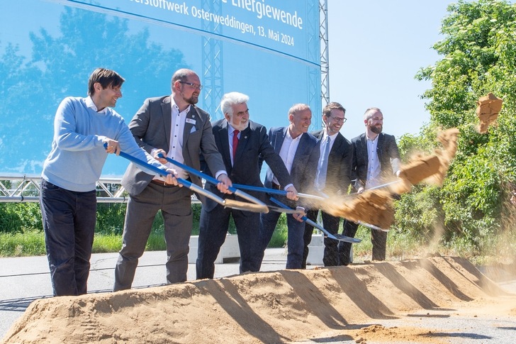 Work begins in Osterweddingen: (from left) P. Agoston, Enertrag; district authority head M. Stichnoth; Minister A. Willingmann; Mayor J. Methner; T. Bischof-Niemz and M. Ludwig (both from Enertrag) - © Enertrag / Irini Sakkas