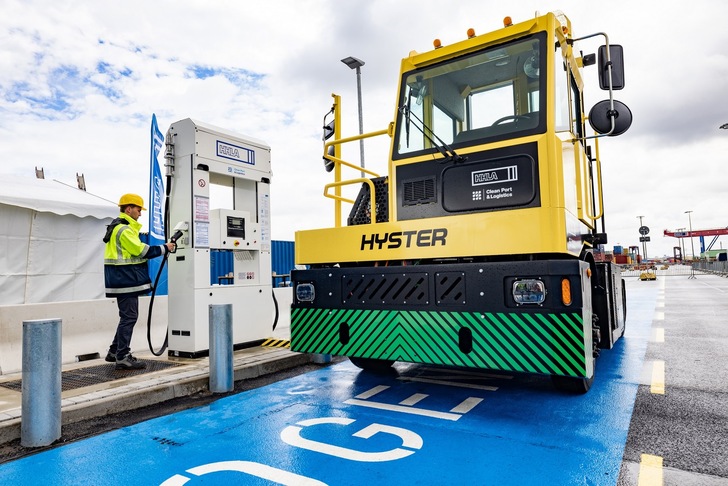 Pre-cooled or not? With or without a gas station attendant? The test is intended to show how the tractors fit into the terminal processes as smoothly as possible - © Thies Rätzke / HHLA