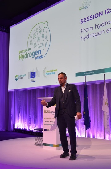 Jorgo Chatzimarkakis, CEO von Hydrogen Europe, war sehr präsent - © Sven Geitmann