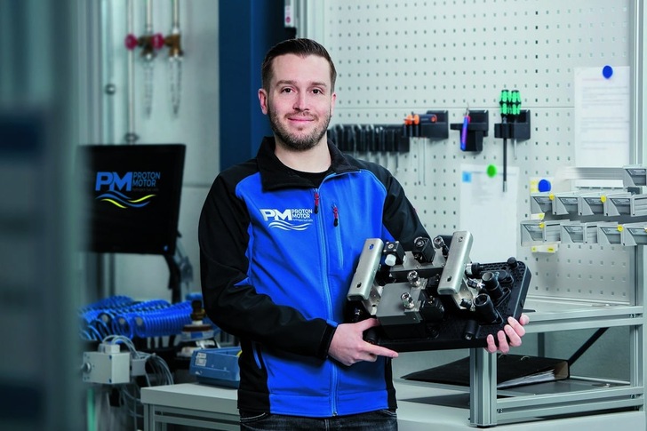 Robert Baustädter with the media adapter plate - © Proton Motor