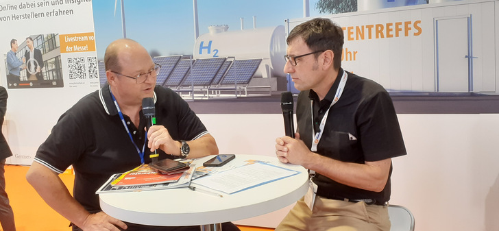 Experts Talk at The smarter E Europe: Guy Schaaf of Socomec is being interviewed by Joachim Berner, editor of Gebäude Energie Berater.  - © Herbert Grab
