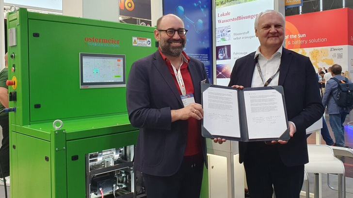 At the Intersolar trade fair in Munich, Ostermeier H2ydrogen Solutions and the Rhein Köster Group formalized their collaboration for the global distribution of an innovative hydrogen training system. - © OHS