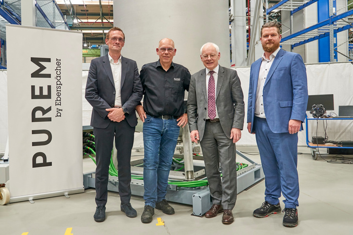 Presentation of the first SOEC pressure vessels at the Eberspächer plant in Neunkirchen, Germany. Pictured (from left to right): Kim Hedegaard (Topsoe), Ralf Bickel (Purem by Eberspächer Neunkirchen), Jürgen Barke (Minister for Economic Affairs of the Federal State of Saarland), and Benjamin Brenkel (Purem by Eberspächer). - © Purem by Eberspächer