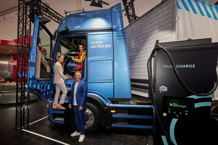 The new eActros 600 at Hylane. Pictured from top to bottom: Marc Hitschfeld (COO Post & Parcel Germany at DHL Group), Sara Schiffer (Managing Director of Hylane), Christian Wilz (Head of Mercedes-Benz Trucks & Fuso at Daimler Truck Germany). - © Andreas Kusy