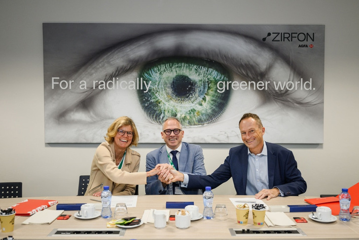 Inge Neven, CEO of the Flemish research institute VITO, and Vincent Wille, President of the Digital Printing Solutions & Chemicals division at Agfa, seal their agreement in the presence of the Flemish Minister-President Matthias Diependaele (center).