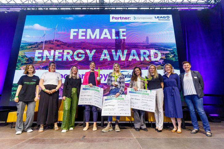 The three finalists from left to right: Marie Sophie Lafrentz (Founder & CEO Gexx aeroSol GmbH), award winner Anna Sauter-Getschmann (Founder of The Academy for Climate Jobs), and Linda Glasenapp (Head of Construction LEAG Renewables).