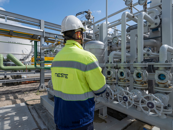 The high-temperature electrolysis system has been integrated into the processes of the Neste refinery in Rotterdam.
