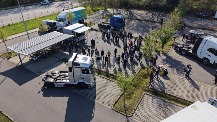 At the Evonik Chemical Park Marl, H2 Green Power & Logistics presented new developments in the hydrogen refueling station network and H2-powered trucks.