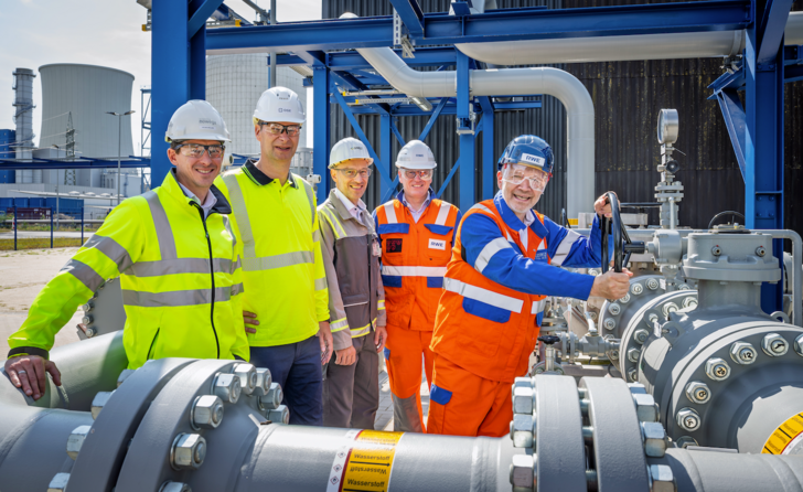 At a meeting in Lingen, the hydrogen was symbolically sent on its way by (photo from left) Dennis Hoeveler, Head of Technology at Nowega, Thomas Hüwener, CEO of OGE, Thomas Basten, CEO of SYNEQT, Nikolaus Valerius, CEO of RWE Generation, and Andreas Kuhlmann, Chairman of the German Hydrogen Association.