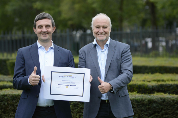 Tom Verlinden and Diederick Luijten with the 'Approval in Principle'.