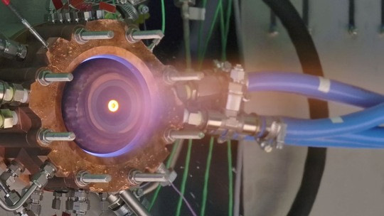 At the Technical University of Dresden, a rotating detonation combustion chamber was developed for long-term operation—without a nozzle segment.
