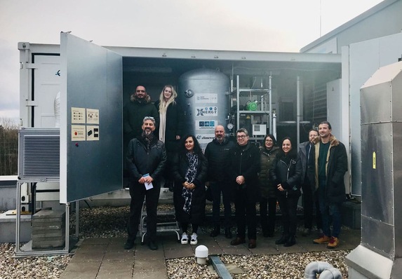 Delegates from Izmir in front of the direct air capture plant in the CC4E at the Energiecampus Bergedorf