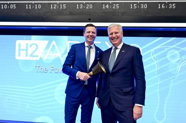 Peter Rößner (left), CEO of H2APEX, and Roland Lienau, chairman of the H2APEX supervisory board, as trading opened at the Frankfurt Stock Exchange