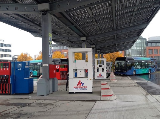 © H2 refueling station termed Clean Energy Station. Easy to recognize is the photovoltaic system that covers the entire roof of the refueling station.