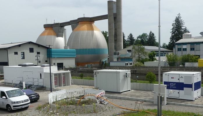 H2 test facility. Left: Laboratory container with control station and bottle storage; center: container for traction battery; right: battery storage