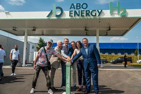 Official inauguration in Hünfeld-Michelsrombach: up to 450 tons of certified green hydrogen are to be produced here every year.