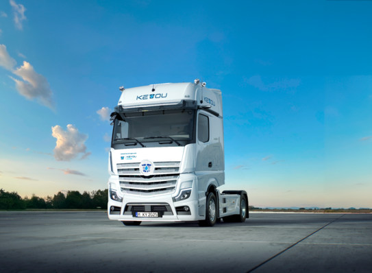 Keyou semitrailer tractor based on the Actros from Daimler. The first units are expected to be leased to customers from the end of 2026.