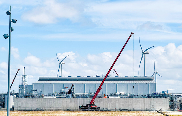 “Holland Hydrogen 1”: A 200 MW electrolyzer by Thyssenkrupp Nucera is being built on Shell’s site