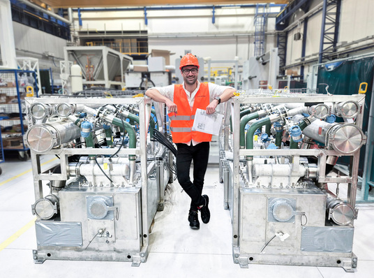 Hystar product manager Jan Schmidt with the stack modules. The four stacks per module produce 46 kg H₂/h, equivalent to 2.5 MW in conventional PEM electrolyzers. The Cell Voltage Monitoring system from Smart Testsolutions is also integrated into the modules. 