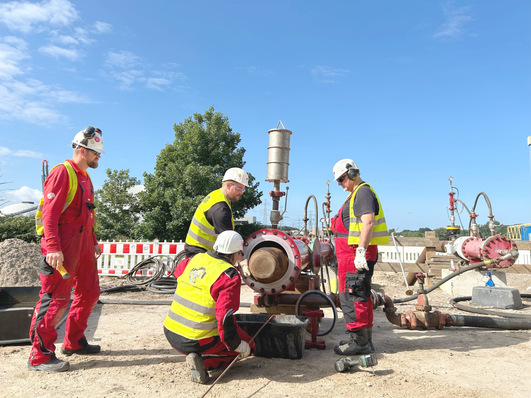 Employees of a specialized company are cleaning and inspecting an existing natural gas pipeline that is to be repurposed for the hydrogen industrial network currently under construction in the Port of Hamburg.