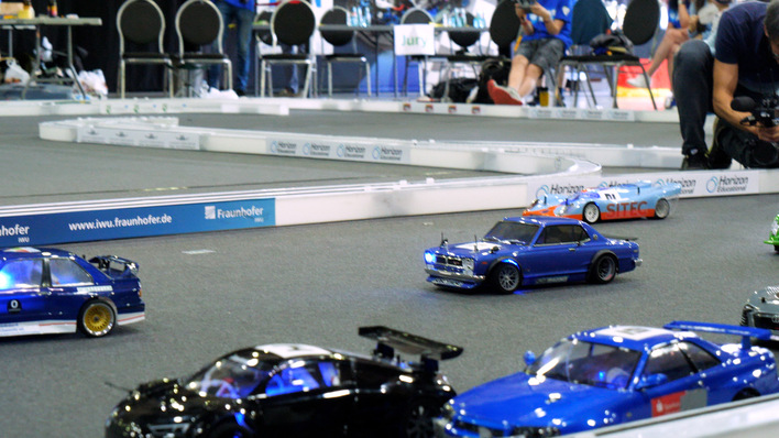 The mini racing cars are powered by so-called Hydrostiks, each containing 1 gram of hydrogen.