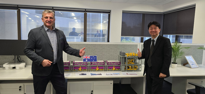 From left: Johann Rinnhofer (CEO thyssenkrupp nucera Australia), James Rhee (Managing Director of PGS) in front of a model of the 20 MW Scalum module.