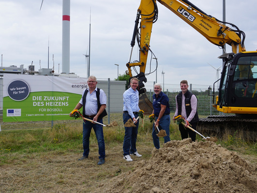 Daniel Günther, Minister-President of the Federal State of Schleswig-Holstein (second from left), used his summer tour to symbolically break ground for the expansion of the district heating network in Bosbüll.