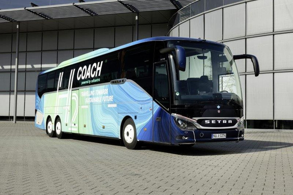 According to Daimler Buses, the “H2 Coach”, currently undergoing road testing, can travel 800 kilometers on a single tank. This gives it a longer range than battery-electric coaches – with shorter refueling times.