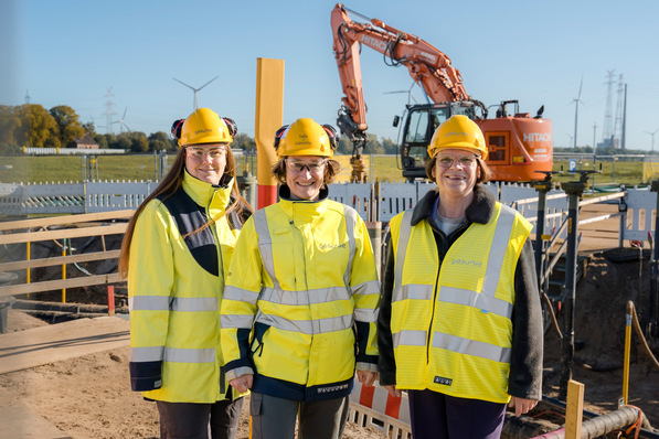 On-site meeting for Bremen’s hydrogen network: Lara Hauck, Hyperlink project manager, Britta van Boven, Managing Director of Gasunie Germany, and Kristina Vogt, Bremen’s Senator for Economic Affairs, Ports and Transformation (from left).