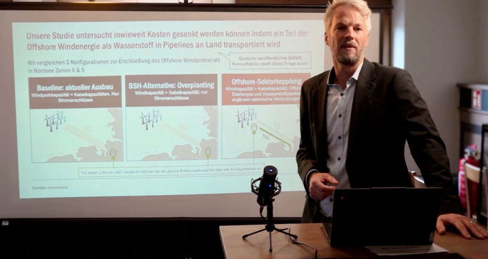 Matthias Jansen von Frontier Economics bei der Vorstellung der Studienergebnisse.
